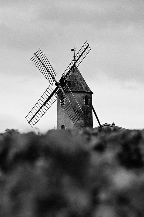 Moulin à vent noir et blanc
