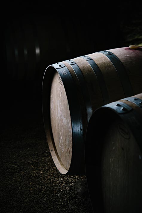 Tonneaux dans les caves du domaine